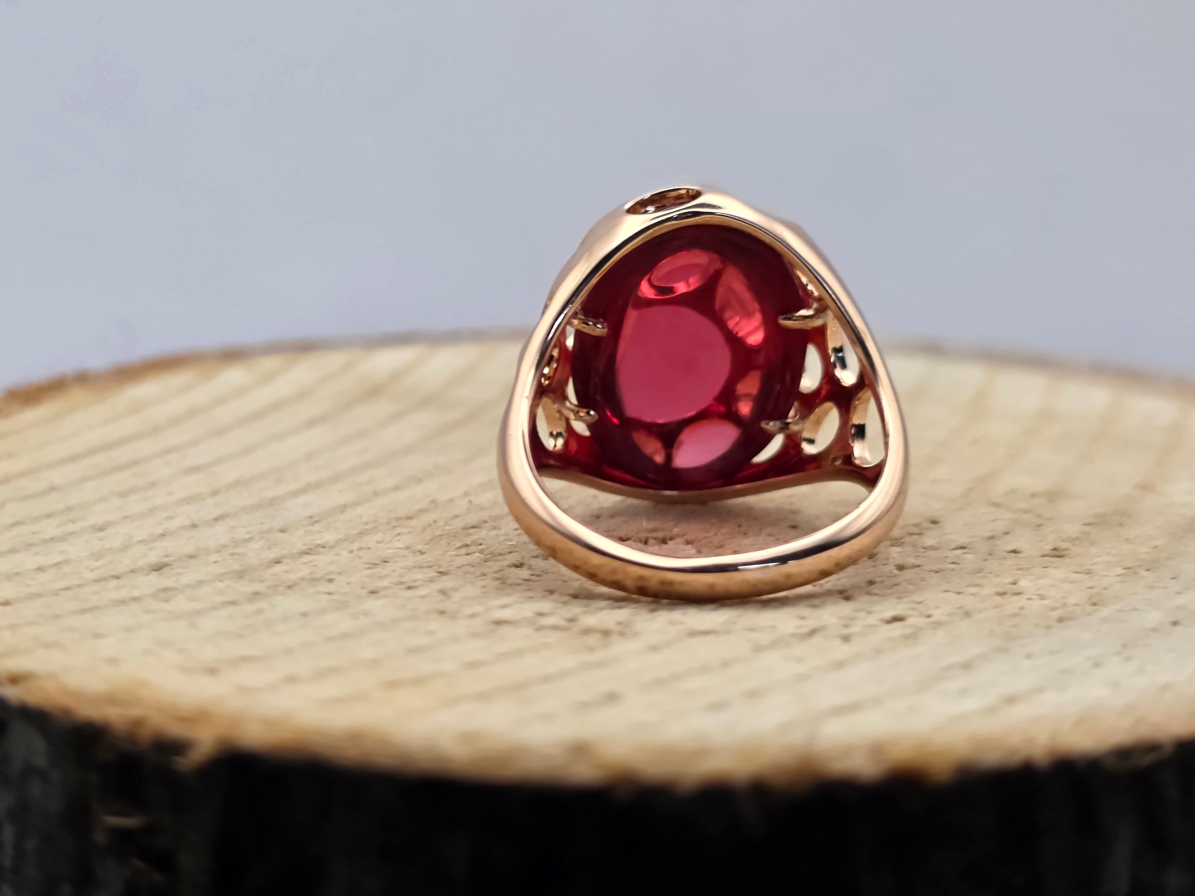 Cocktailring - Rosé goud 14Kt  voorzien van cabuchon geslepen robijn