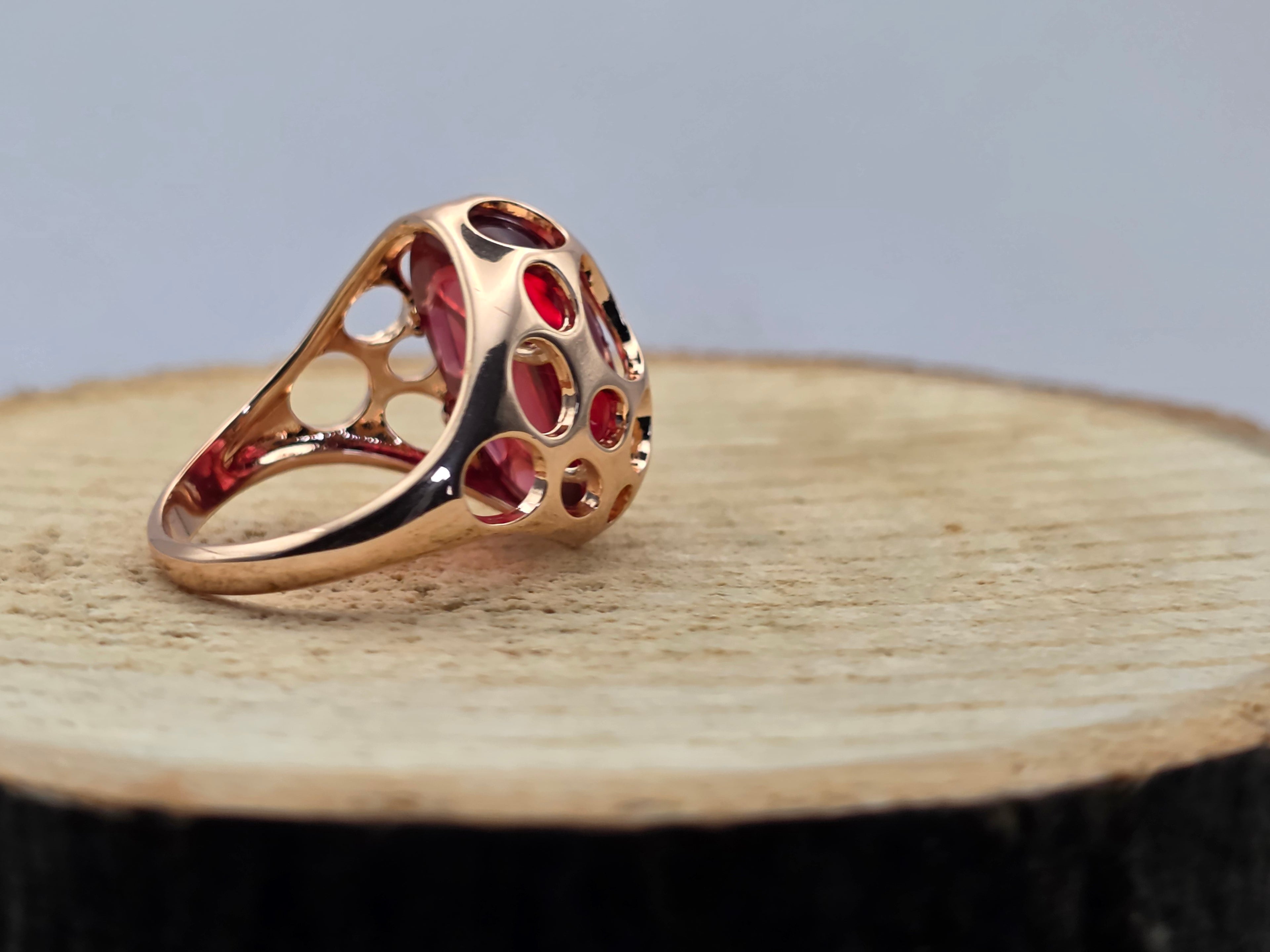 Cocktailring - Rosé goud 14Kt  voorzien van cabuchon geslepen robijn