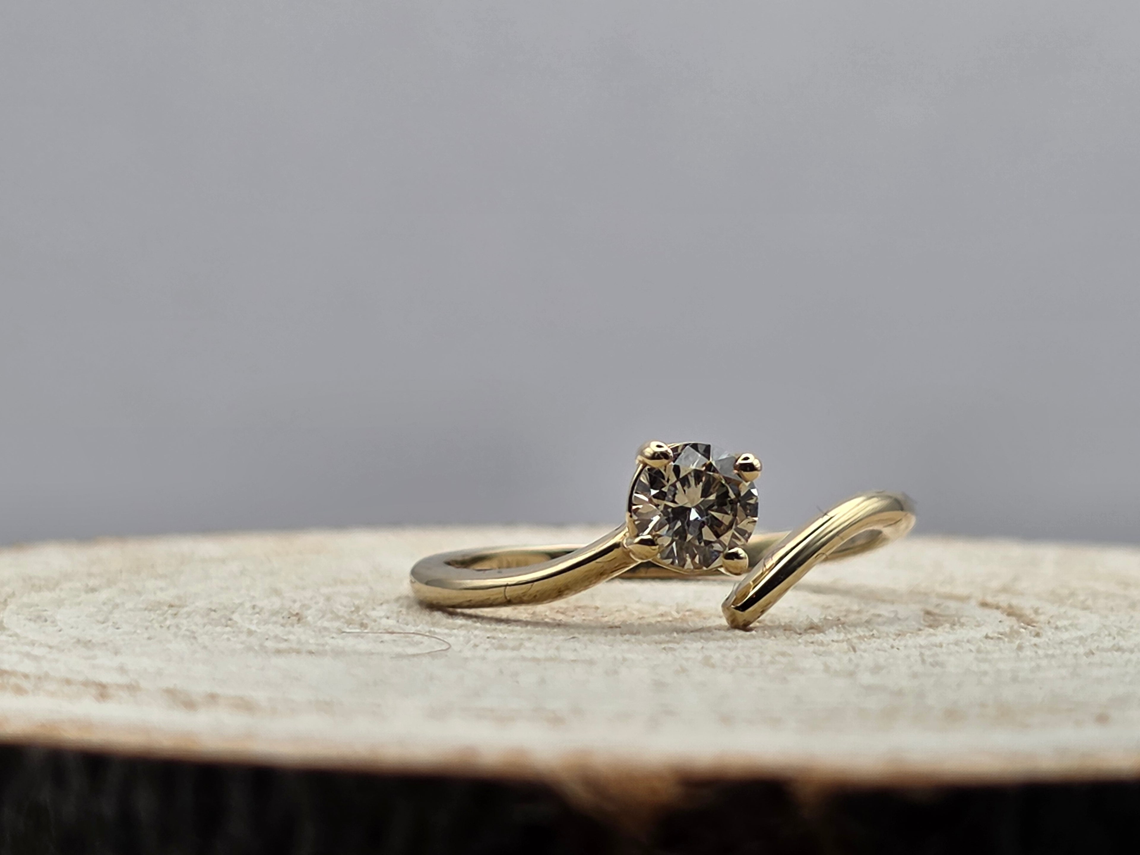 Ring 14 Karaat  geel goud voorzien van  0.51ct tw. natuurlijke diamant.