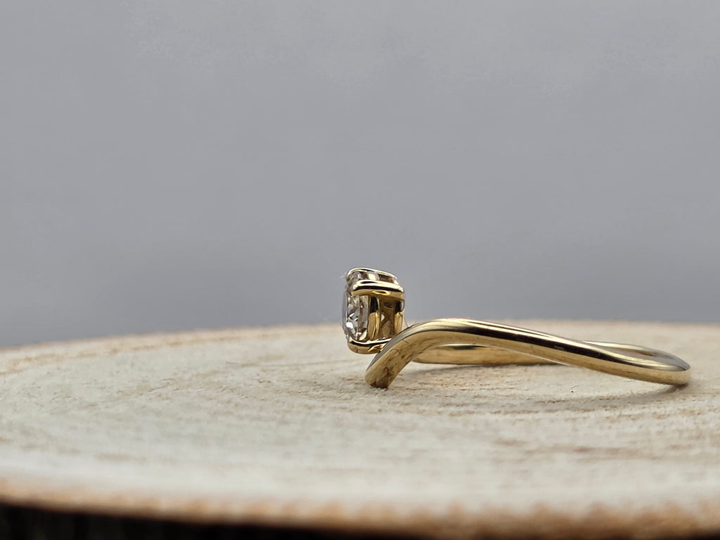 Ring 14 Karaat  geel goud voorzien van  0.51ct tw. natuurlijke diamant.