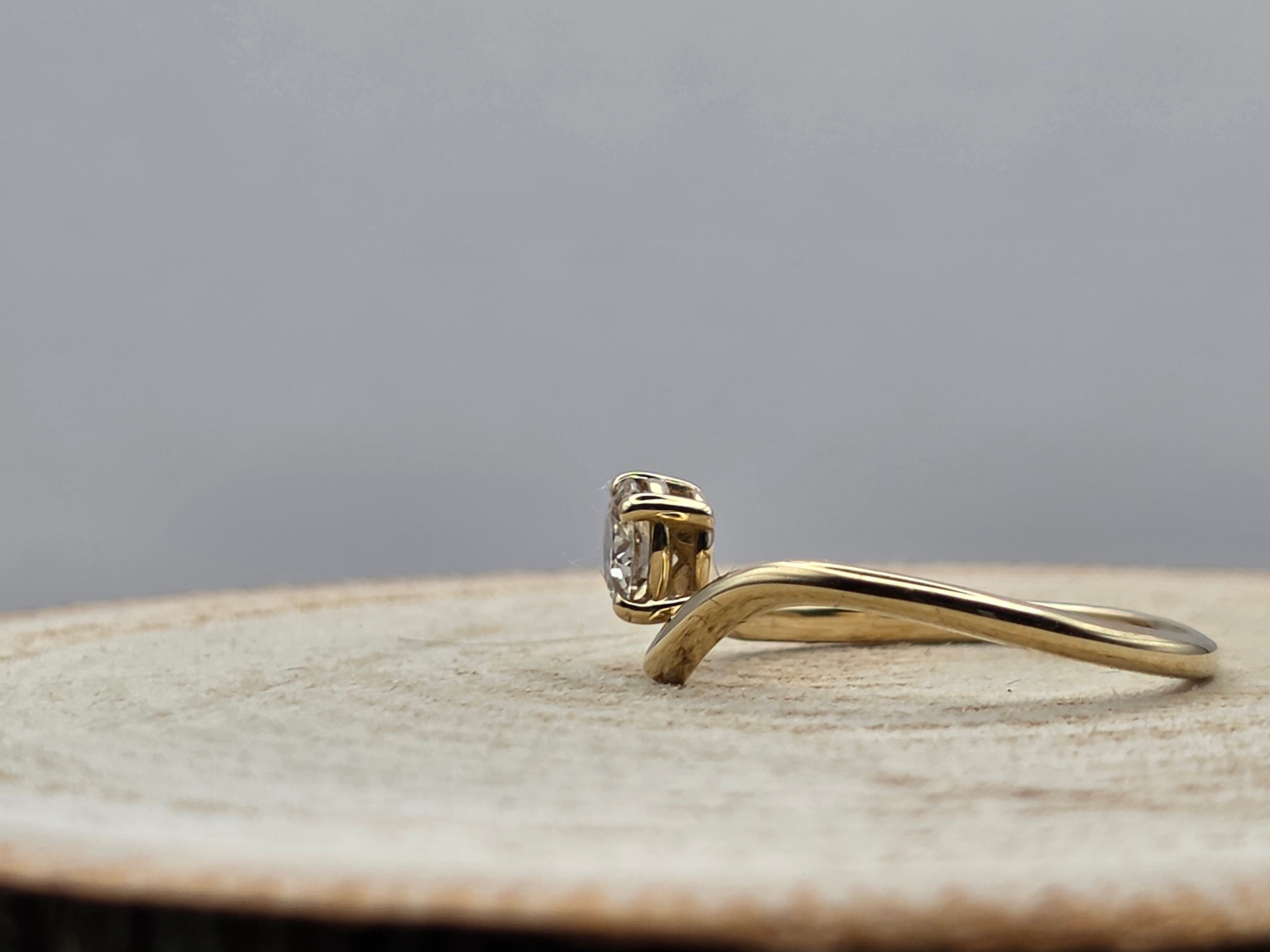 Ring 14 Karaat  geel goud voorzien van  0.51ct tw. natuurlijke diamant.