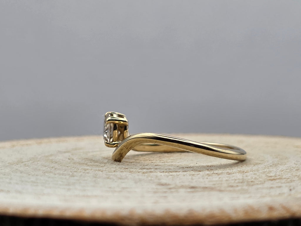 Ring 14 Karaat  geel goud voorzien van  0.51ct tw. natuurlijke diamant.