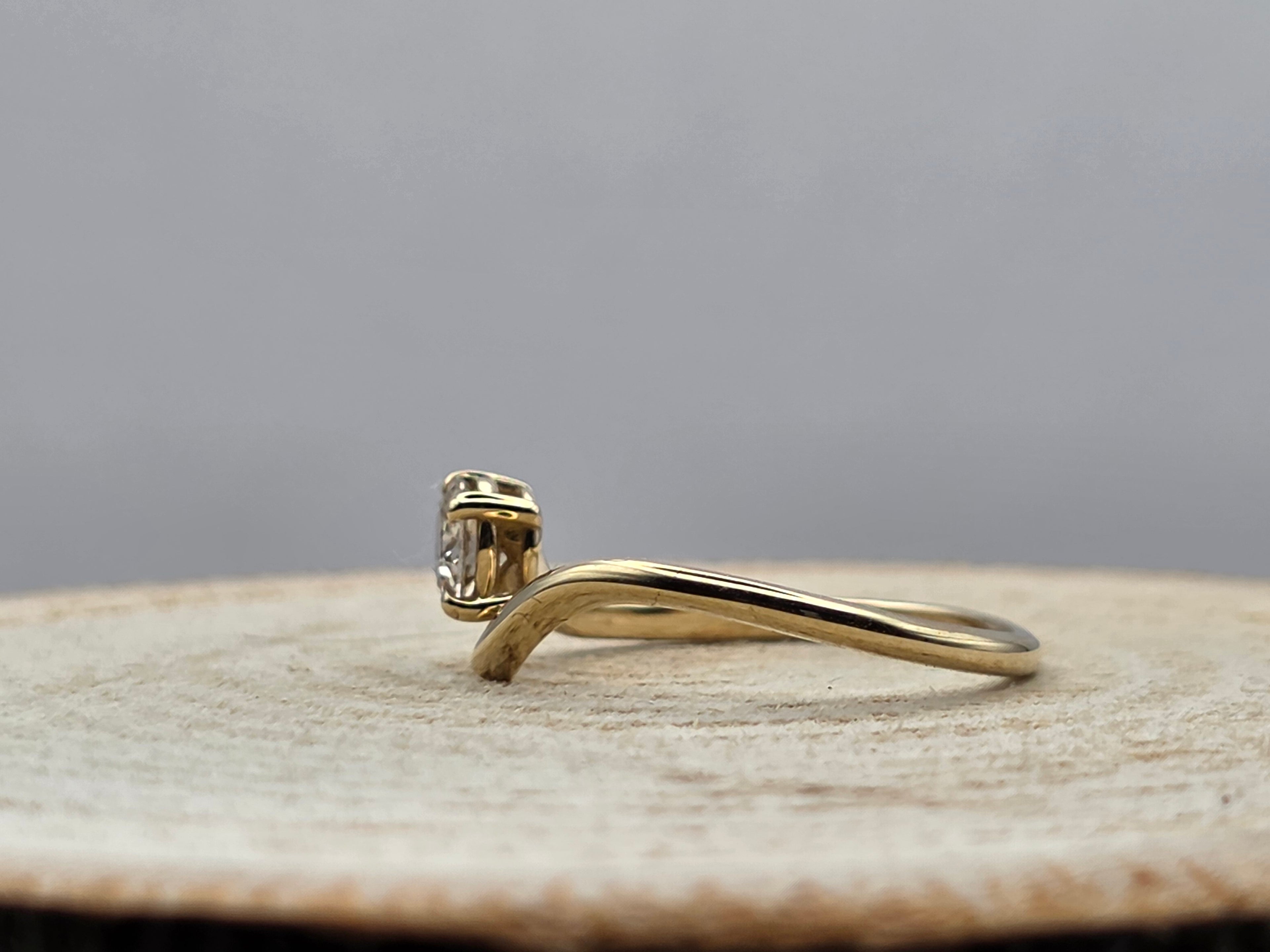 Ring 14 Karaat  geel goud voorzien van  0.51ct tw. natuurlijke diamant.