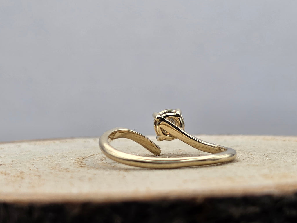 Ring 14 Karaat  geel goud voorzien van  0.51ct tw. natuurlijke diamant.