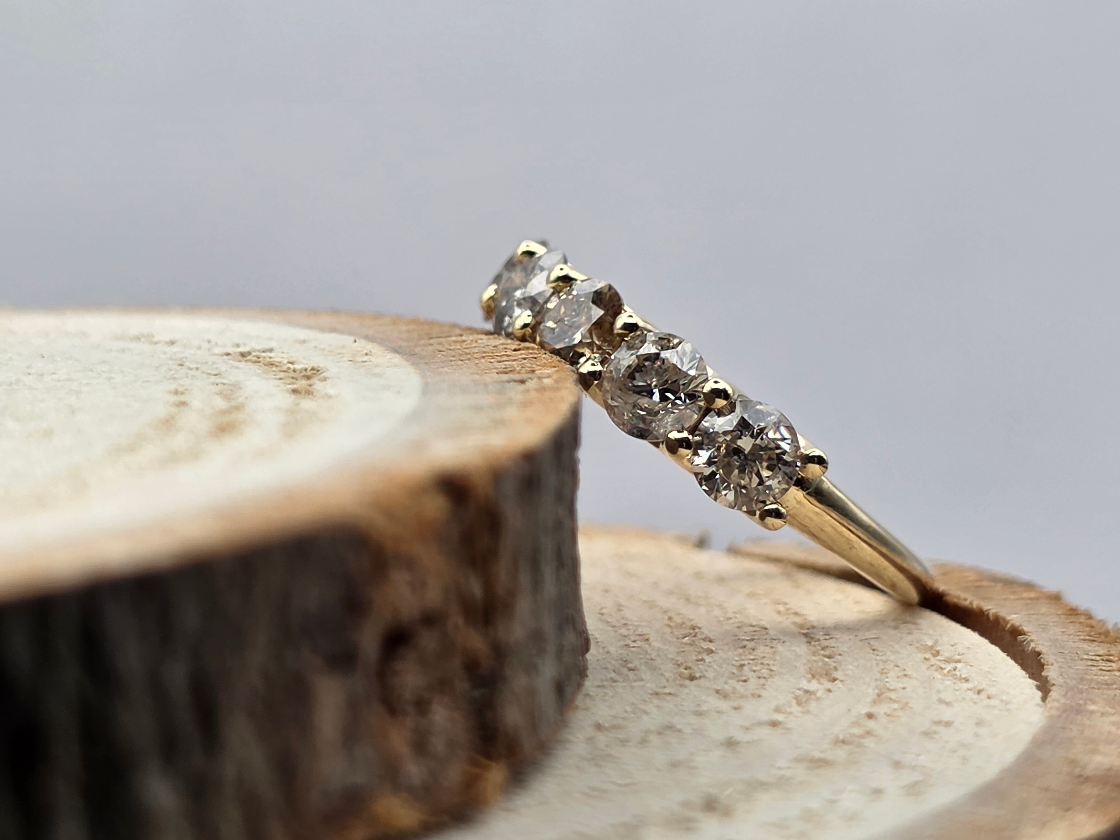 Ring 14 karaat geel goud voorzien van 1.56ct. tw. natuurlijke diamant.