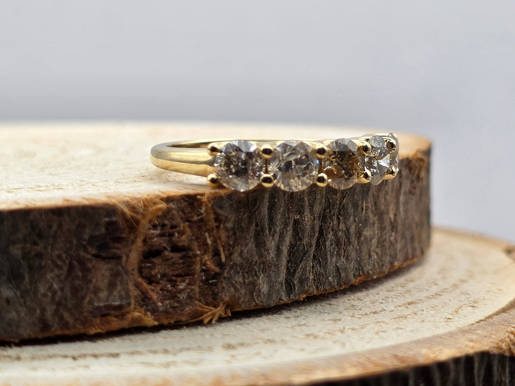 Ring 14 karaat geel goud voorzien van 1.56ct. tw. natuurlijke diamant.