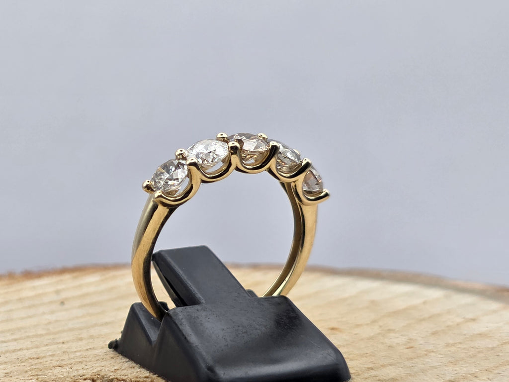 Ring 14 karaat geel goud voorzien van 1.56ct. tw. natuurlijke diamant.
