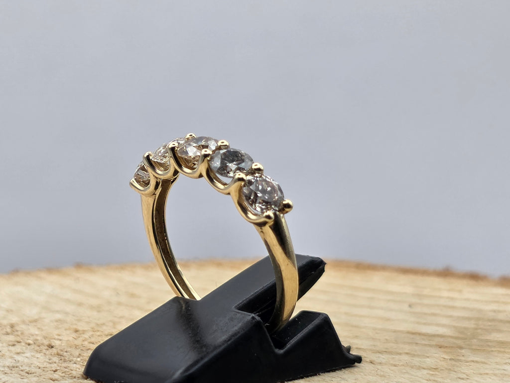 Ring 14 karaat geel goud voorzien van 1.56ct. tw. natuurlijke diamant.