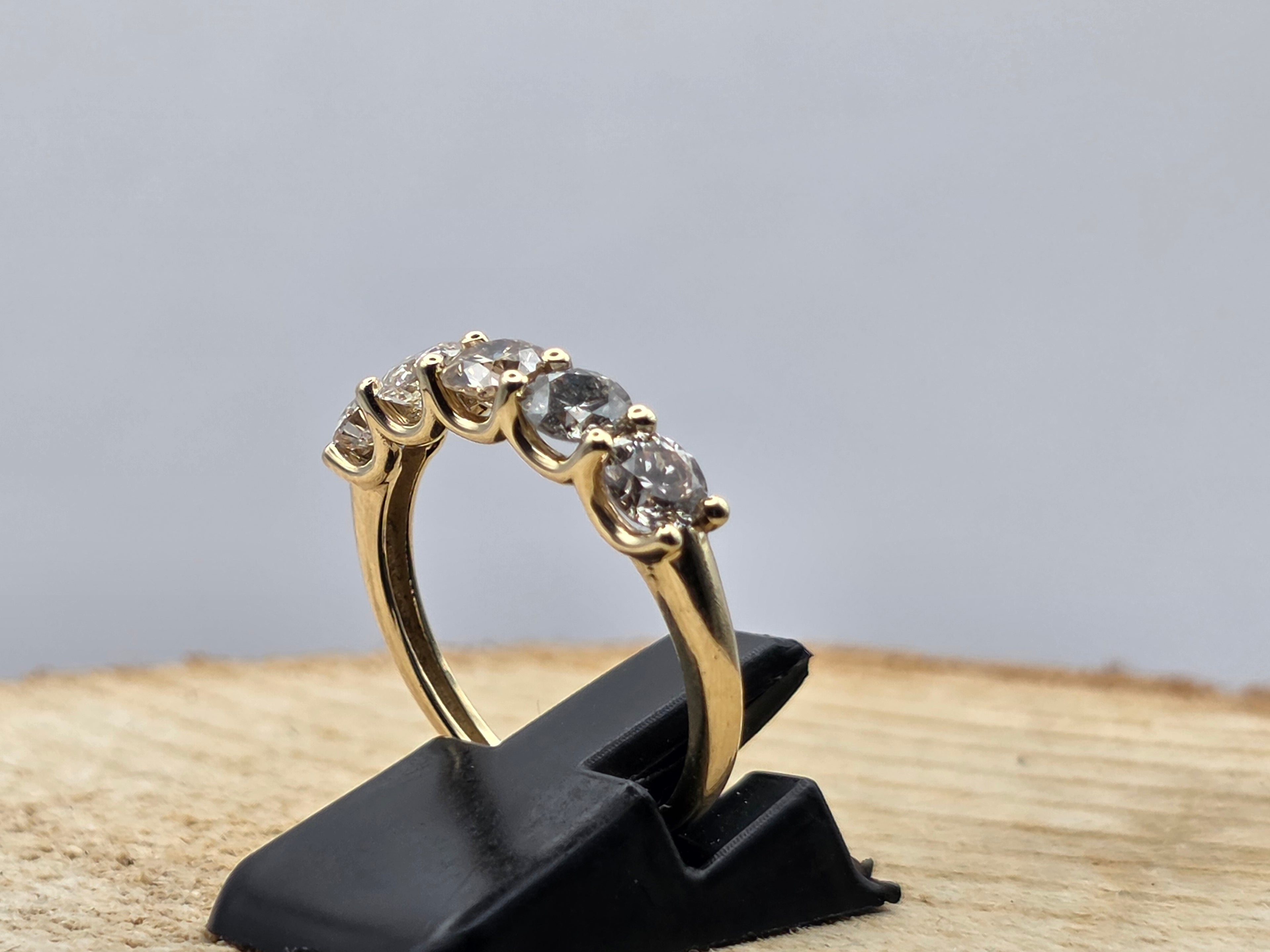 Ring 14 karaat geel goud voorzien van 1.56ct. tw. natuurlijke diamant.