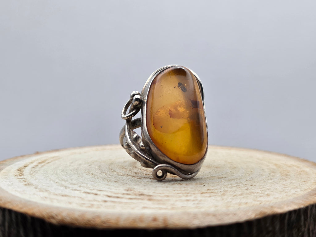 Art Nouveau zilveren ring, voorzien van een prachtige natuurlijke barnsteen