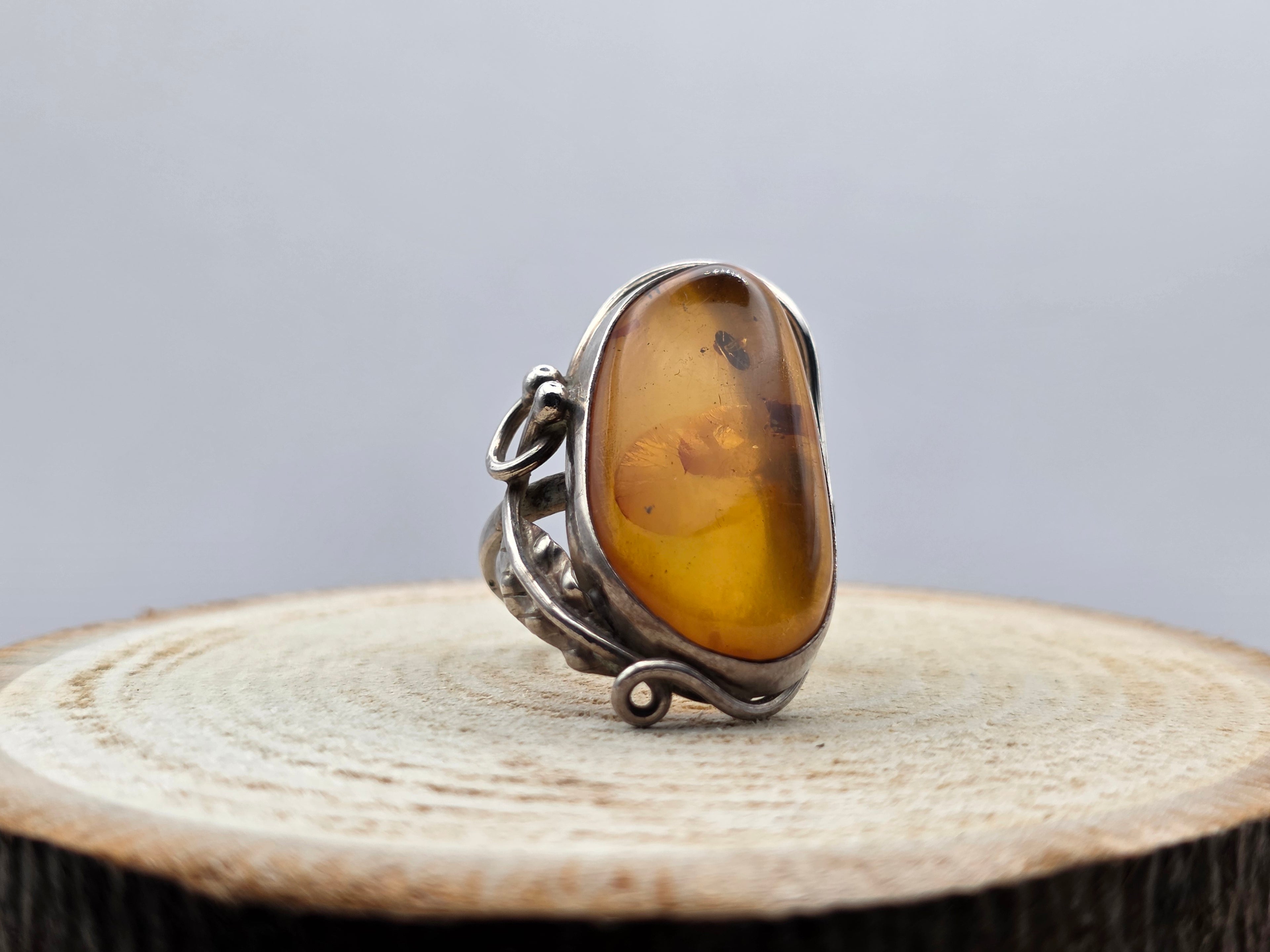 Art Nouveau zilveren ring, voorzien van een prachtige natuurlijke barnsteen
