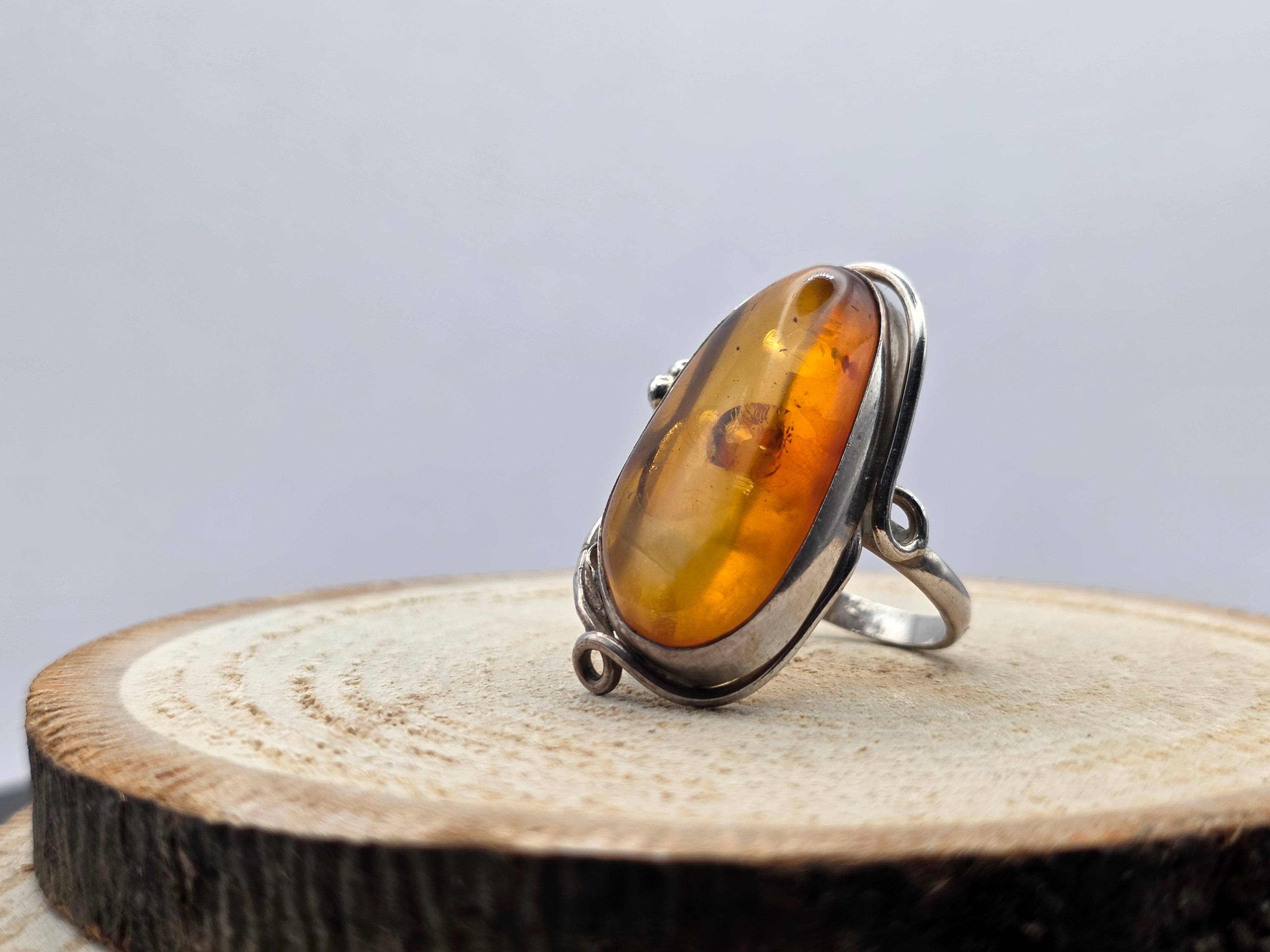 Art Nouveau zilveren ring, voorzien van een prachtige natuurlijke barnsteen