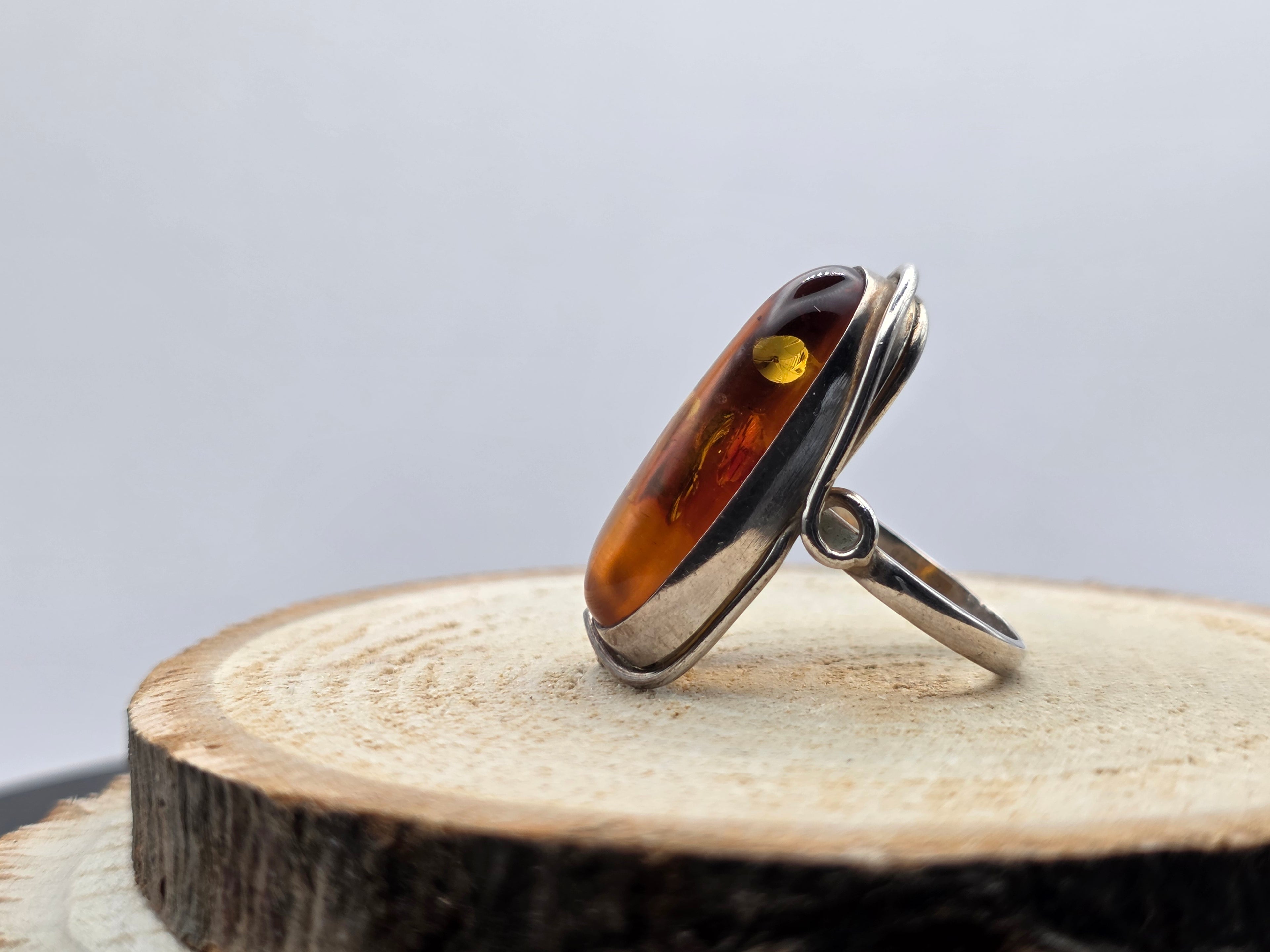 Art Nouveau zilveren ring, voorzien van een prachtige natuurlijke barnsteen