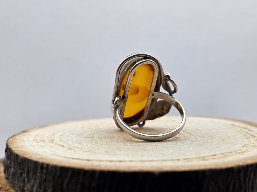 Art Nouveau zilveren ring, voorzien van een prachtige natuurlijke barnsteen