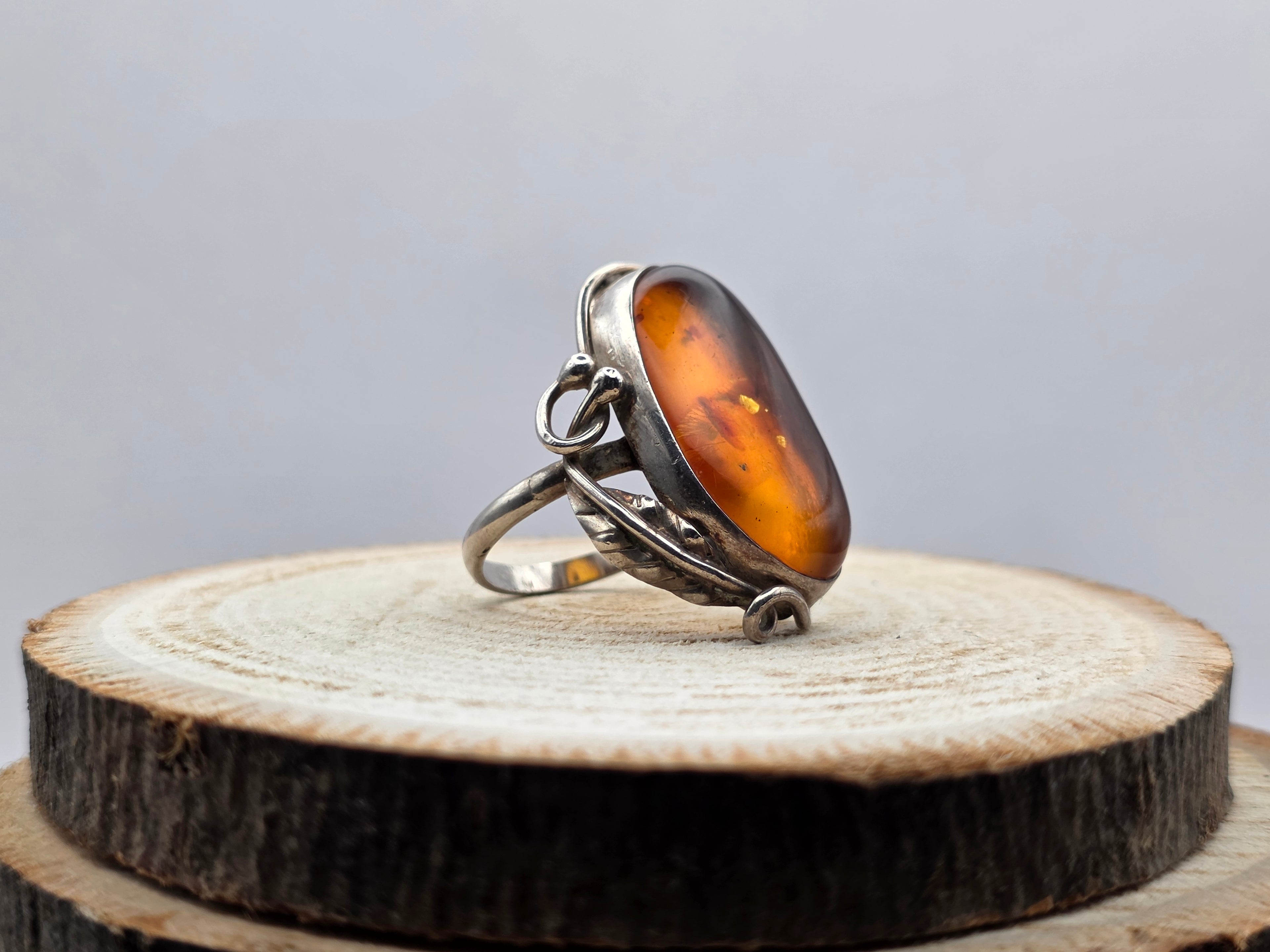 Art Nouveau zilveren ring, voorzien van een prachtige natuurlijke barnsteen