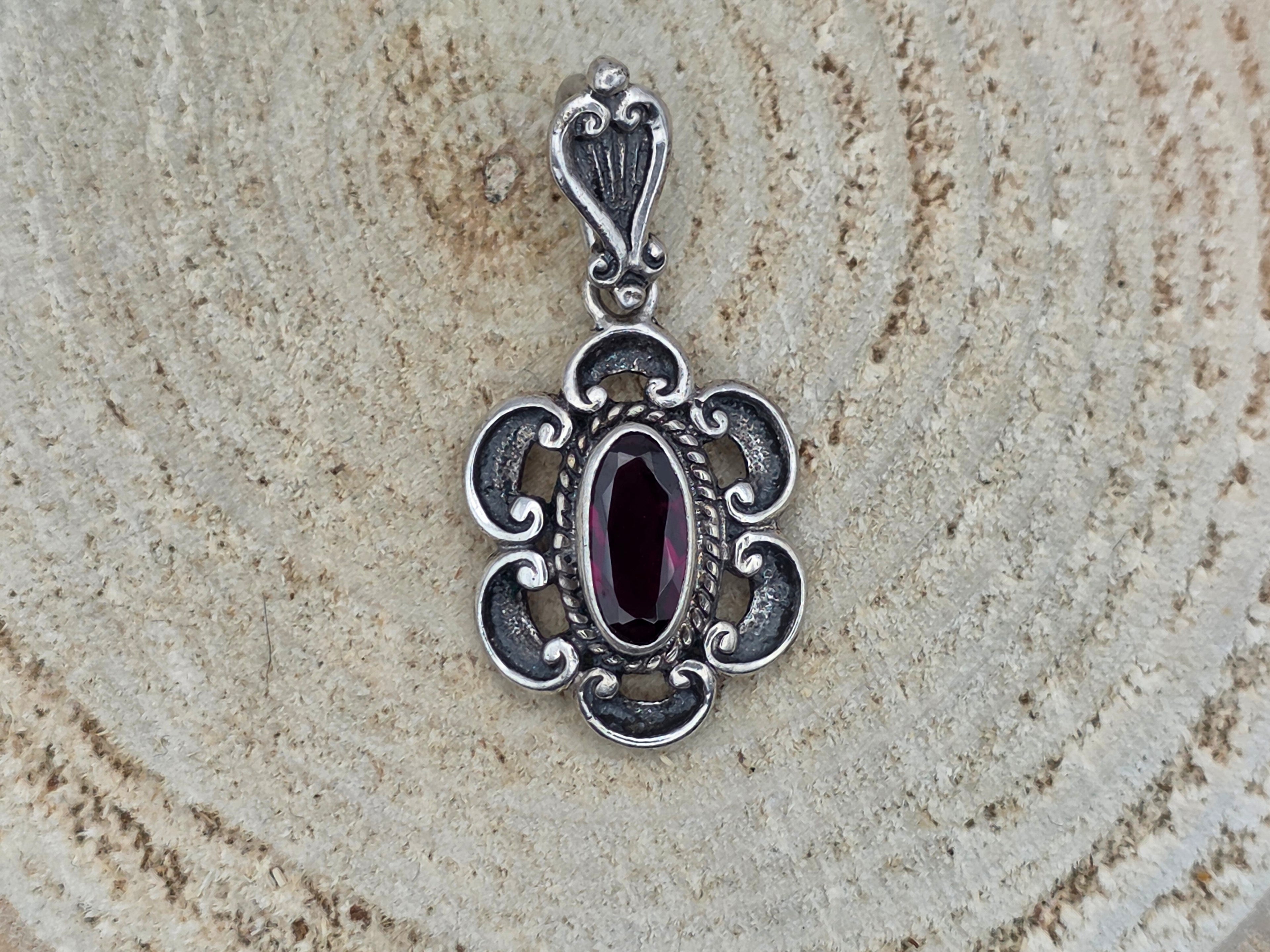 Edwardiaanse hanger met Amethyst uit  .835 Zilver