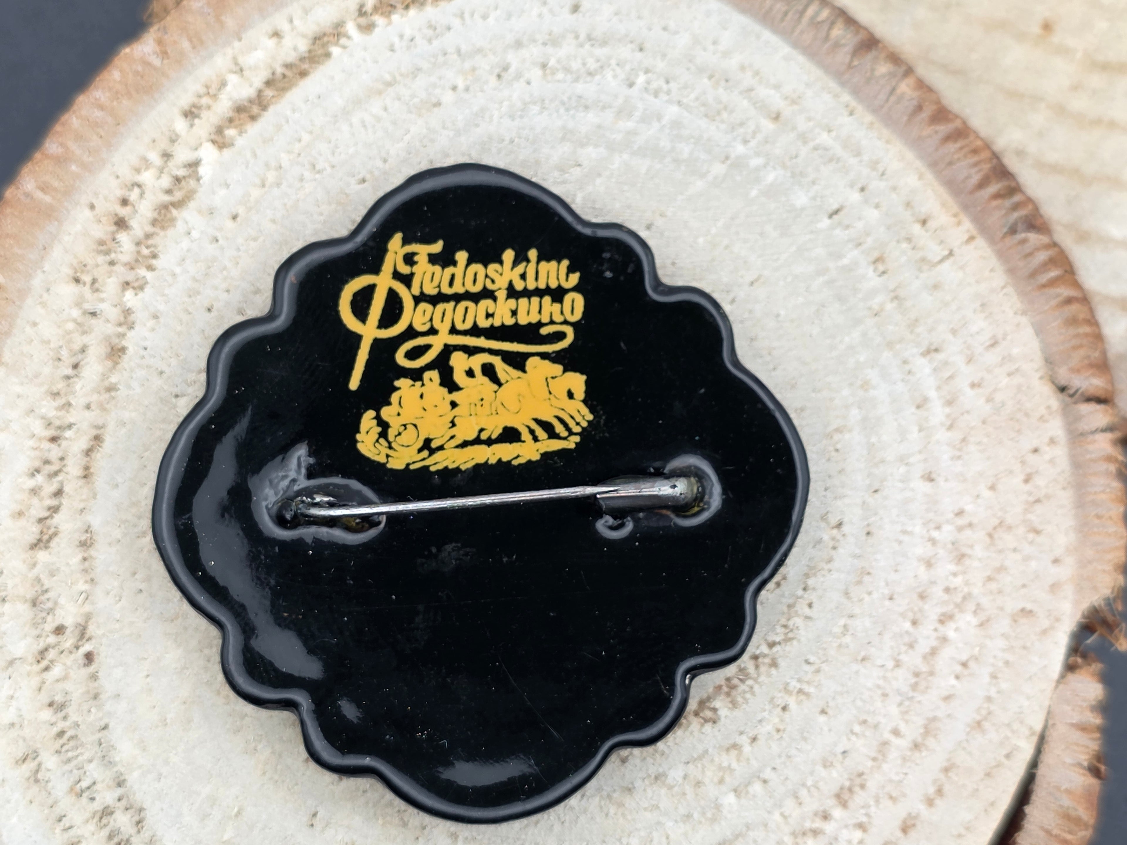 Fedoskino broche