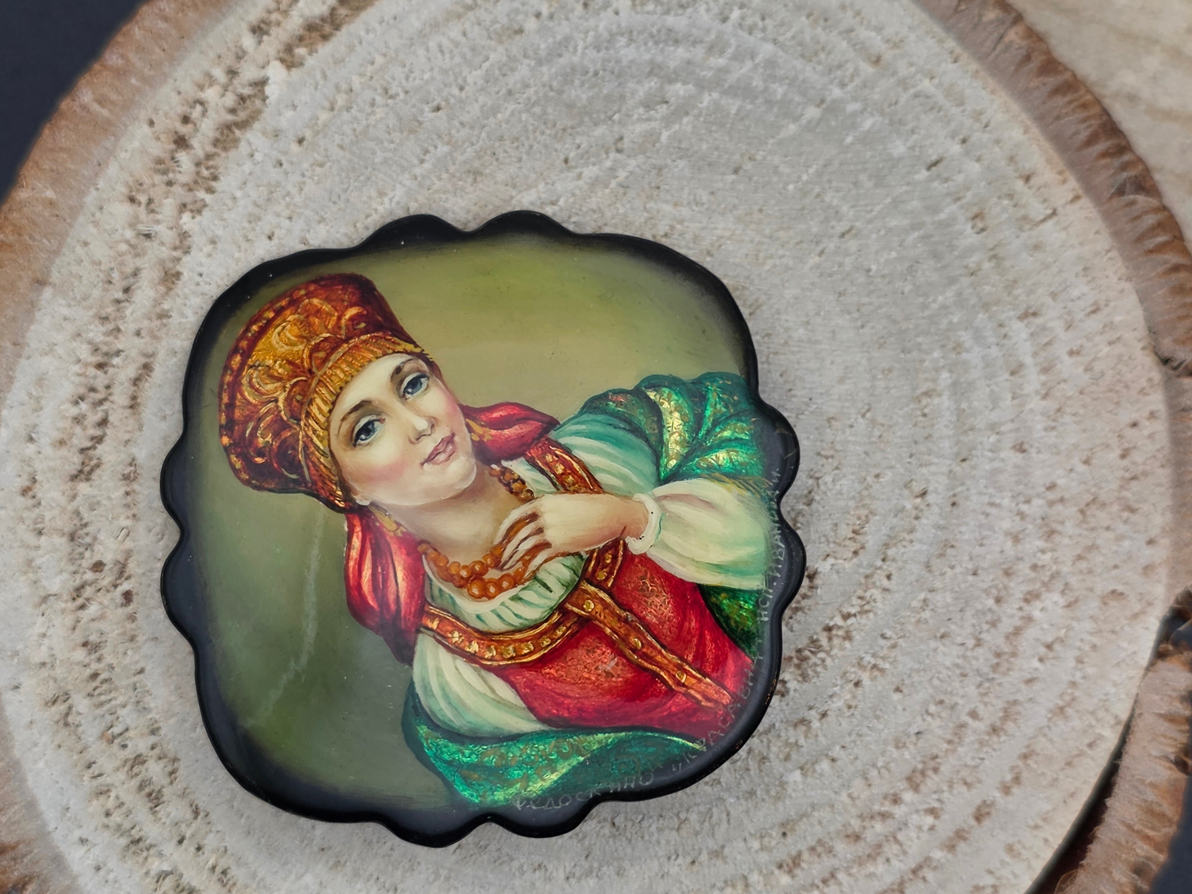 Fedoskino broche