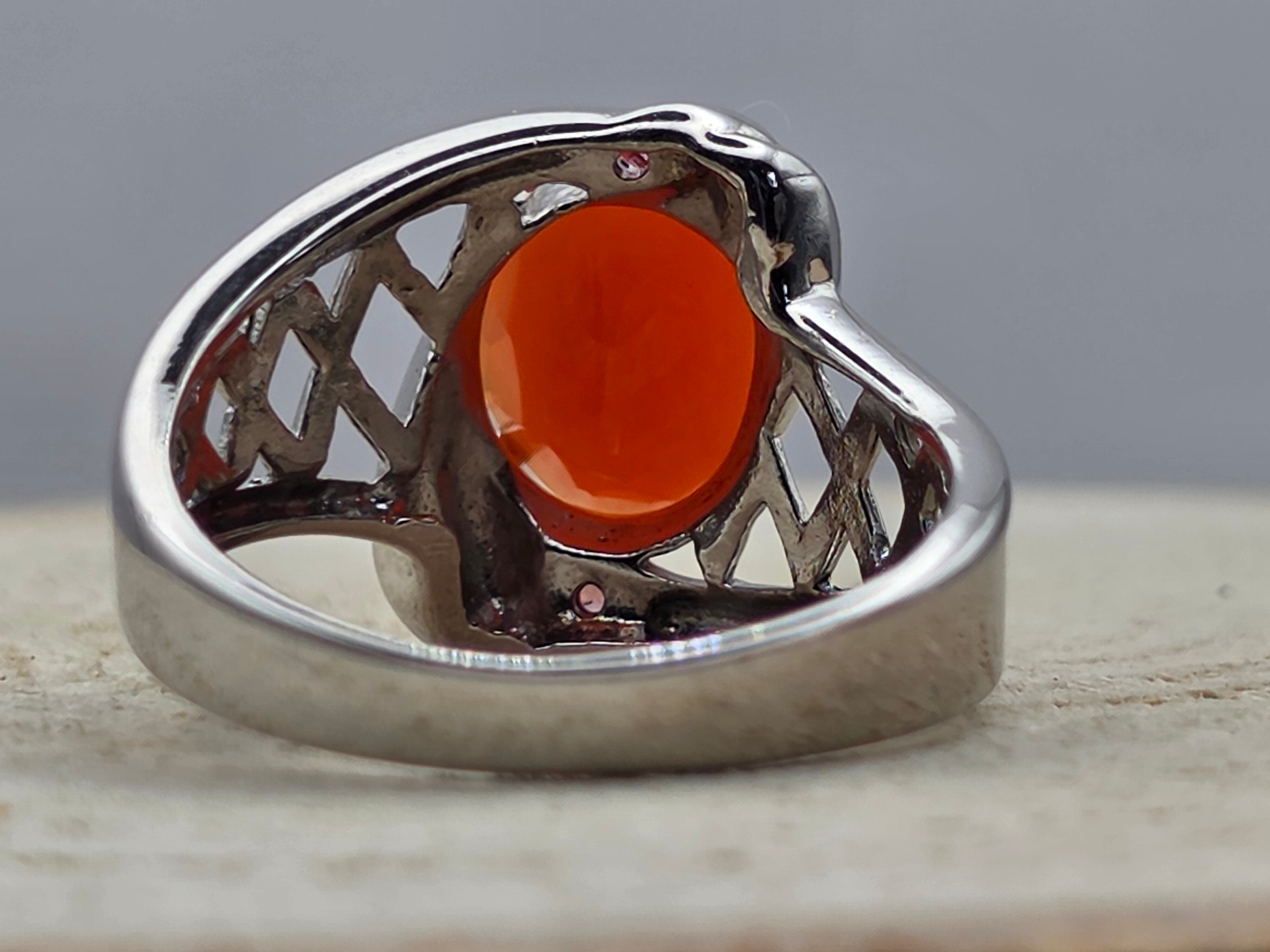 .925 zilveren ring verguld in 18 Karaat witgoud voorzien van vuuropaal